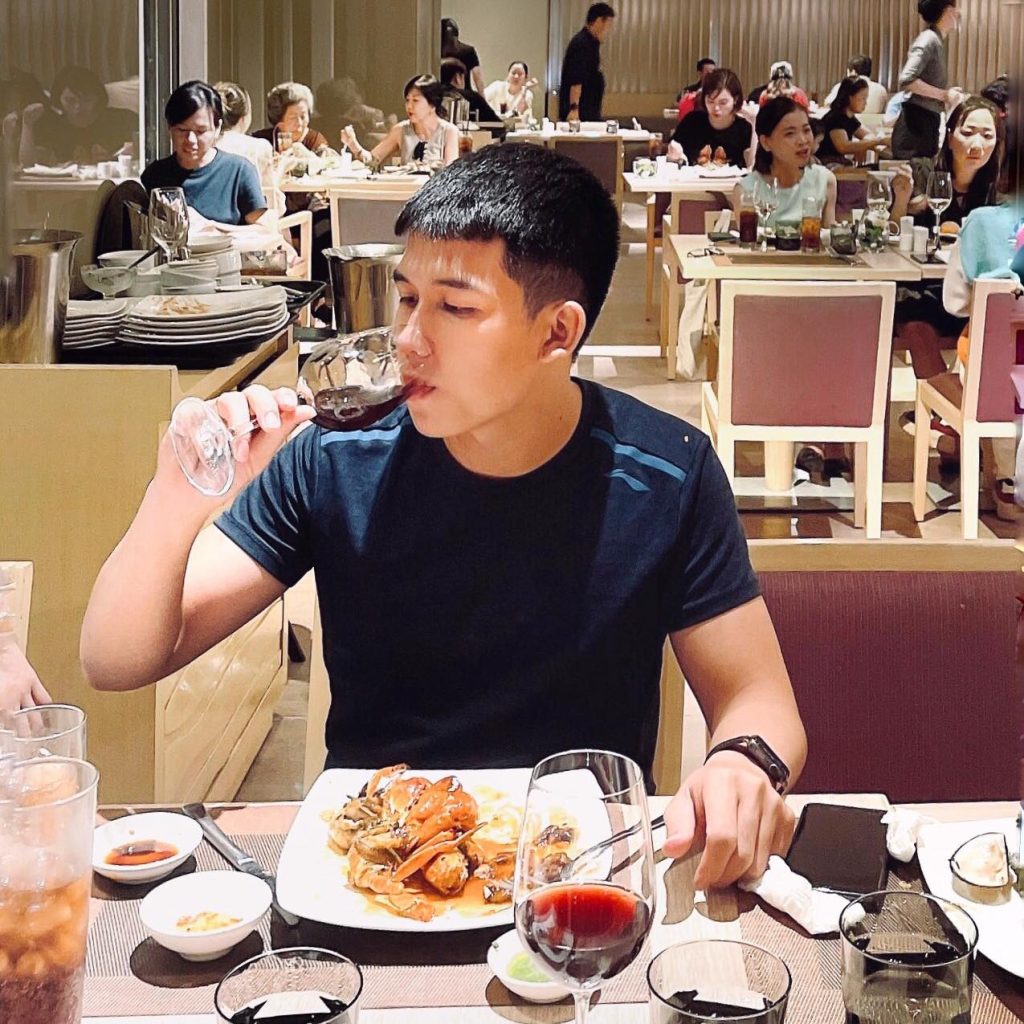 Chân Dung Tác Giả Hoàng Long